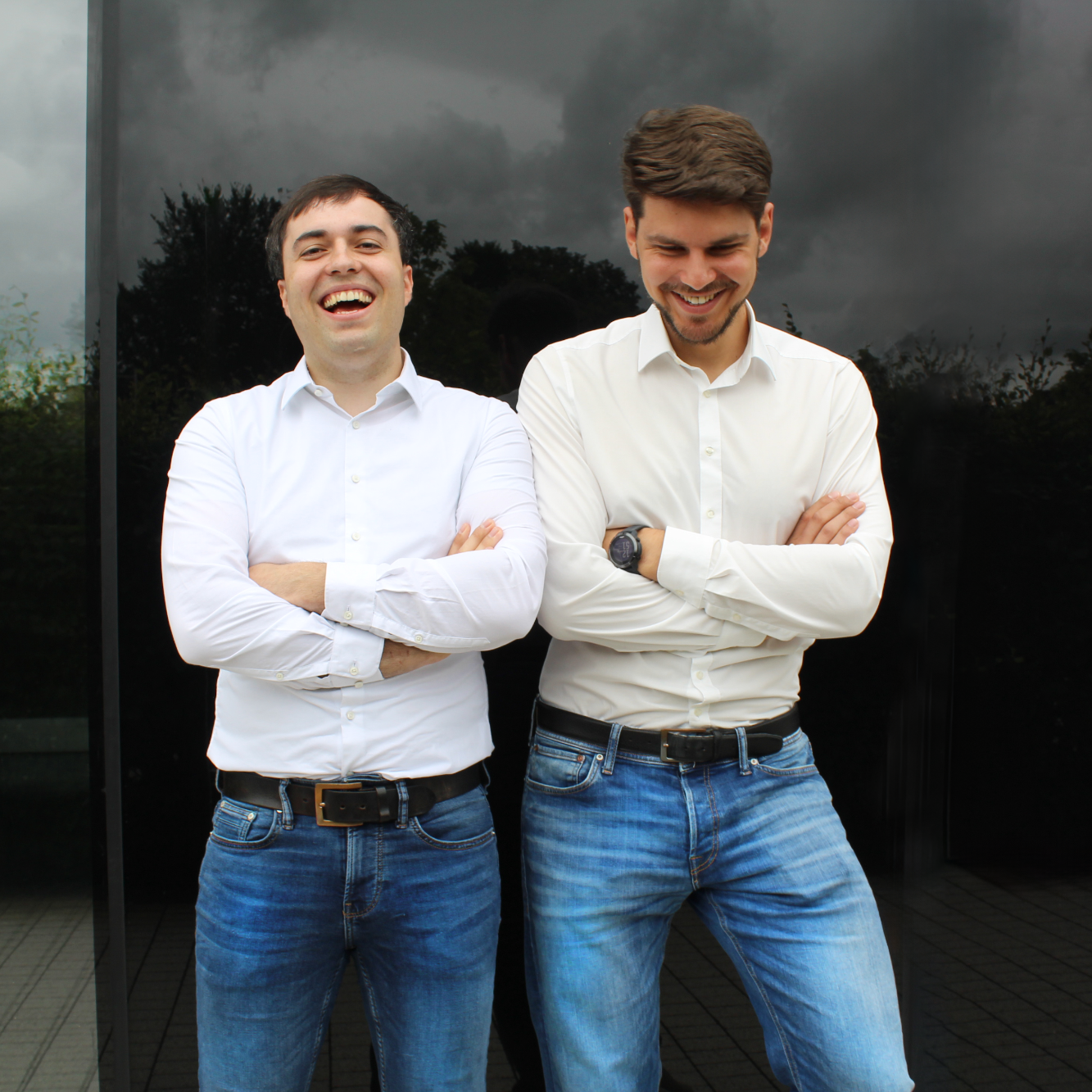 Als regionaler Partner für SPS-Programmierung, TwinCAT und Inbetriebnahme helfen wir Maschinen- und Anlagenbauern, ihre Projekte zuverlässig, schnell und mit technischer Tiefe umzusetzen – direkt vor Ort. Die Gründer und Geschäftsführer Ludwig Kreuzer und Simon Deniffel von SDLK Engineering GmbH im Allgäu und Nürnberg