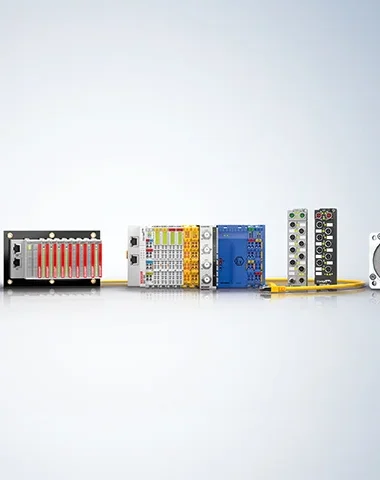 Beckhoff TwinCAT 3 Technologie Verschiedene moderne elektrische Feldbuskomponenten von Beckhoff mit Kabelverbindungen.