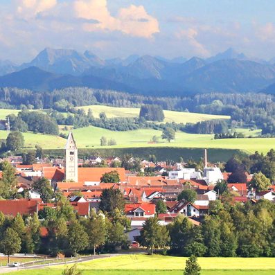 Beckhoff TwinCAT Programmierung in Kempten Allgäu Blick auf das malerisches Obergünzburg im Allgäu umgeben von grünen Wiesen und Bergen im Hintergrund. Standort von SDLK Engineering GmbH