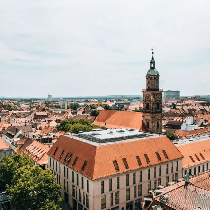 Beckhoff TwinCAT Programmierung im Raum Erlangen und Nürnberg Stadtansicht von Erlangen mit roten Dächern und einem markanten Kirchturm. Standort von SDLK Engineering GmbH
